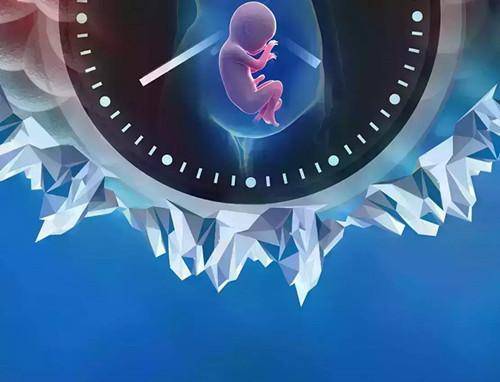 50岁供卵机构-澳大利亚父母抛弃唐氏综合症婴儿，善良的泰国母亲拒绝堕胎并坚持抚养孩子